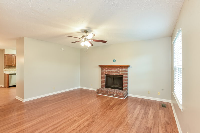2,195/Mo, 108 Oak Leaf Ct Hendersonville, TN 37075 Living Room View 2