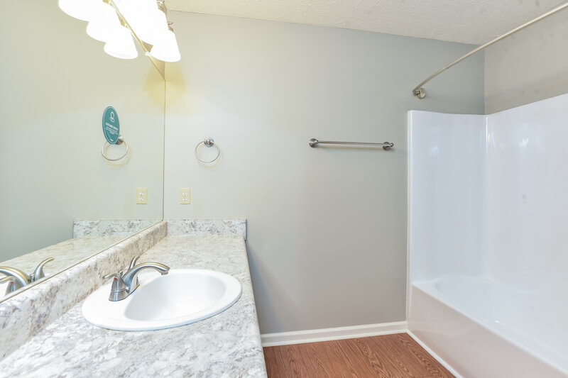 2,195/Mo, 108 Oak Leaf Ct Hendersonville, TN 37075 Main Bathroom View