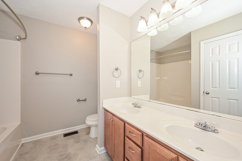 2,065/Mo, 1703 Jimmy Cv La Vergne, TN 37086 Main Bathroom View