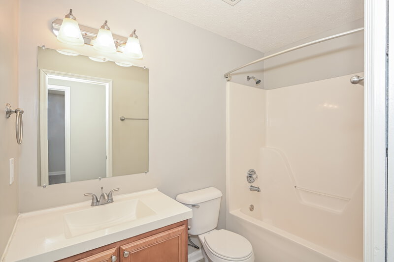 2,065/Mo, 1703 Jimmy Cv La Vergne, TN 37086 Bathroom View 2