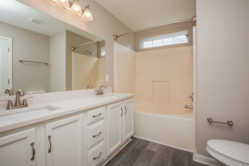 2,900/Mo, 2832 Rader Ridge Ct Antioch, TN 37013 Main Bathroom View