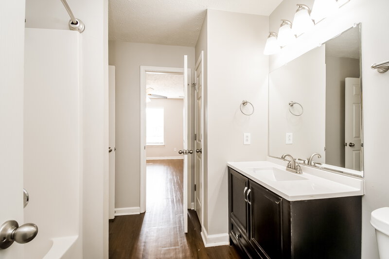1,975/Mo, 1980 Old Castle Dr Murfreesboro, TN 37127 Main Bathroom View