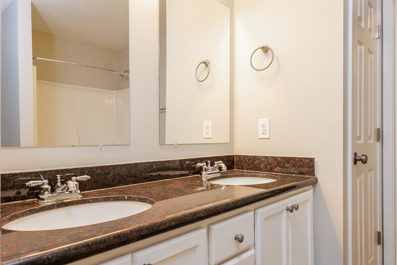 2,045/Mo, 1008 Tom Hailey Blvd La Vergne, TN 37086 Main Bathroom View