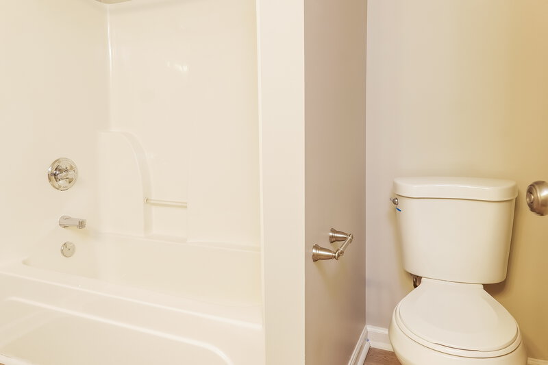 2,045/Mo, 1008 Tom Hailey Blvd La Vergne, TN 37086 Bathroom View 2