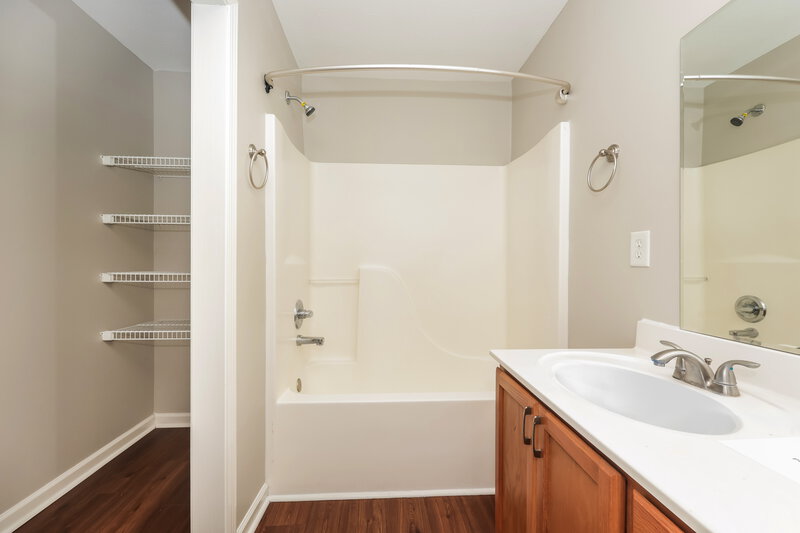 1,860/Mo, 146 Howard Woody Dr La Vergne, TN 37086 Main Bathroom View