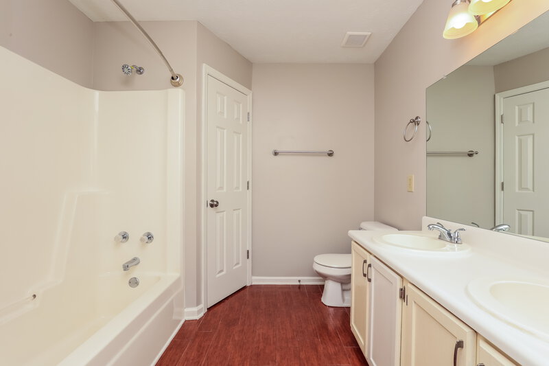 1,940/Mo, 506 Gammon Ln La Vergne, TN 37086 Main Bathroom View