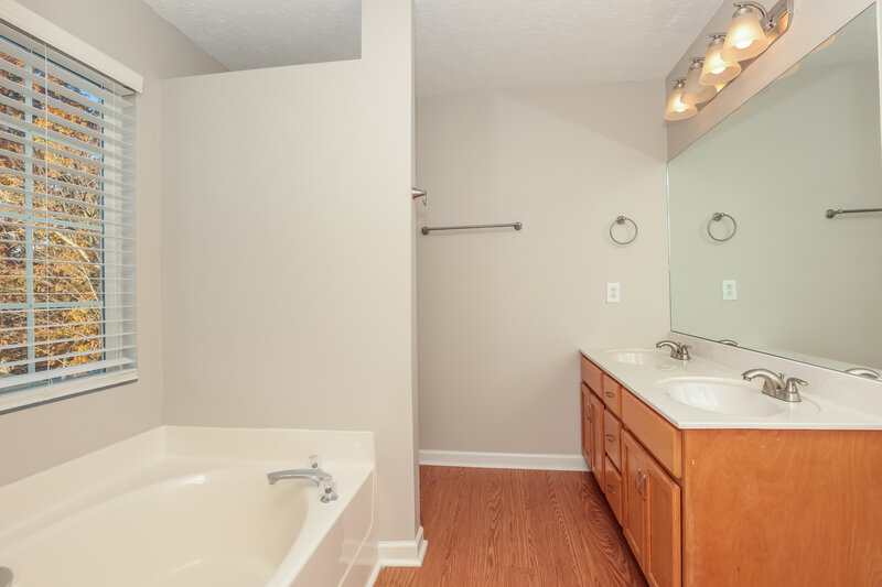 2,240/Mo, 6757 Ascot Dr Antioch, TN 37013 Main Bathroom View