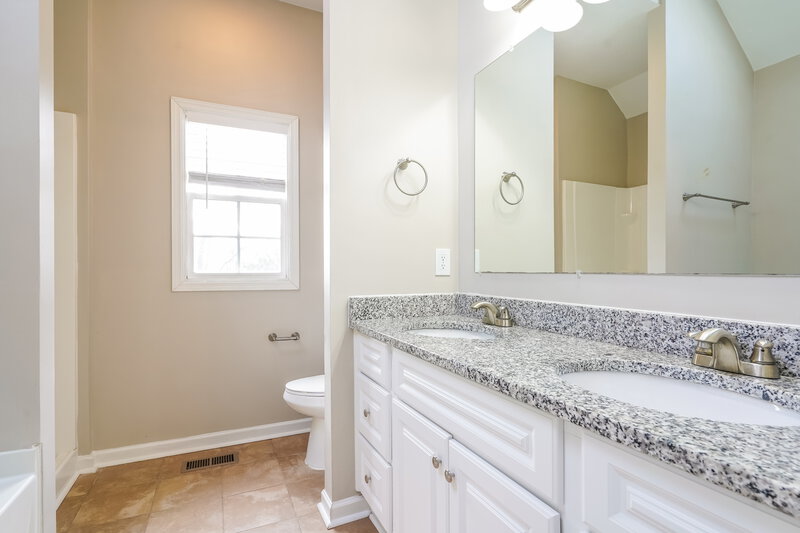 2,380/Mo, 649 Kingsway Dr Old Hickory, TN 37138 Main Bathroom View