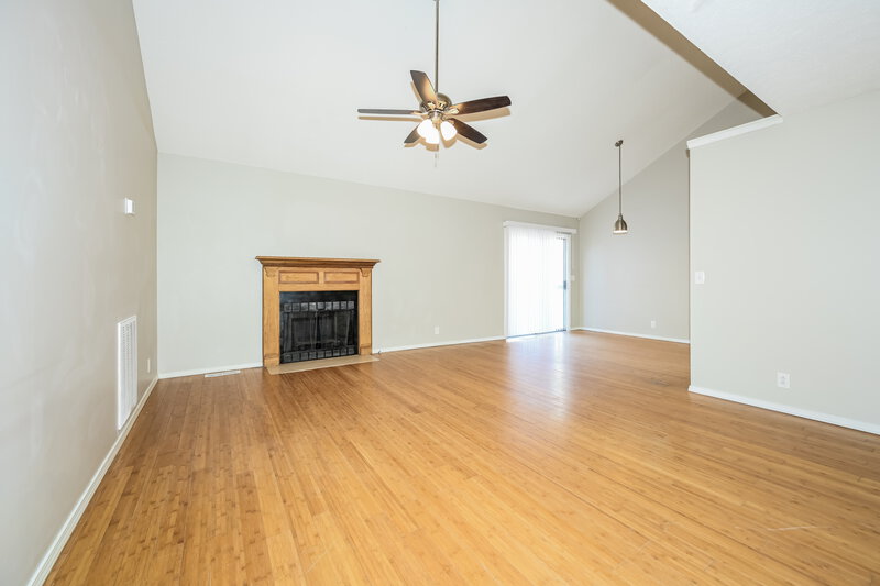 2,250/Mo, 1008 Regents Park Cir Antioch, TN 37013 Living Room View