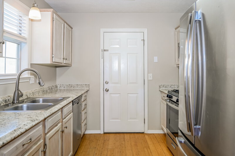 2,250/Mo, 1008 Regents Park Cir Antioch, TN 37013 Kitchen View