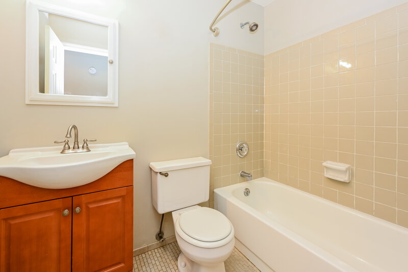2,250/Mo, 1008 Regents Park Cir Antioch, TN 37013 Bathroom View