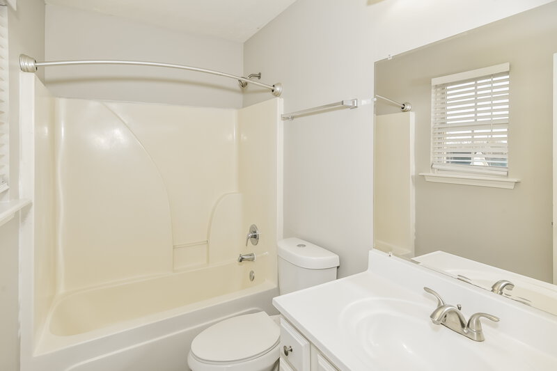 1,815/Mo, 1230 Shannon Ln La Vergne, TN 37086 Main Bathroom View