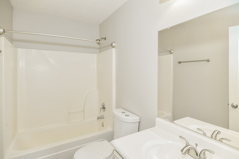 1,815/Mo, 1230 Shannon Ln La Vergne, TN 37086 Bathroom View 2