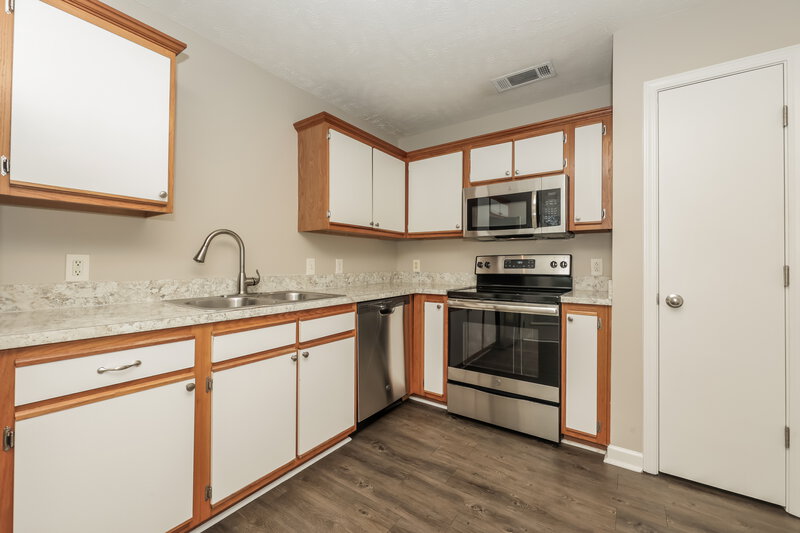 1,640/Mo, 1318 Lyndsey Ridge Dr La Vergne, TN 37086 Kitchen View 2