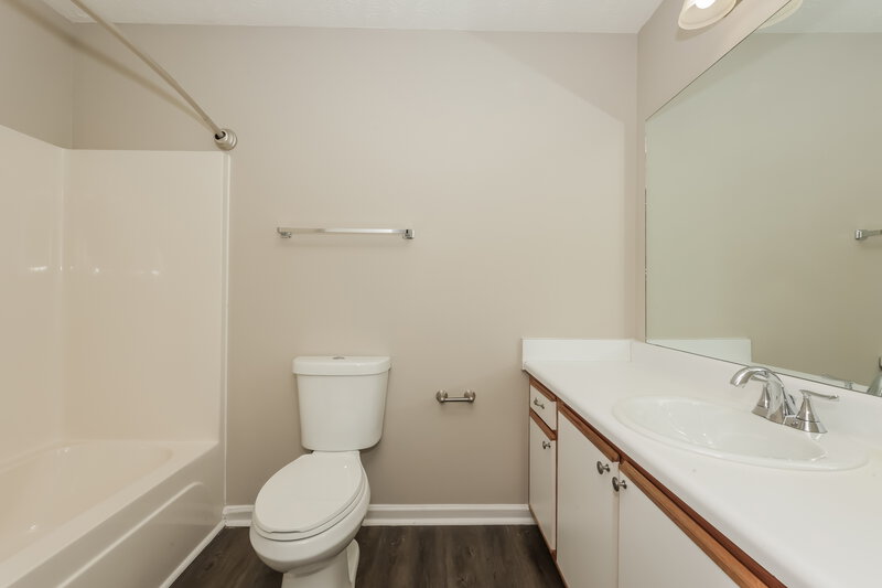 1,640/Mo, 1318 Lyndsey Ridge Dr La Vergne, TN 37086 Main Bathroom View