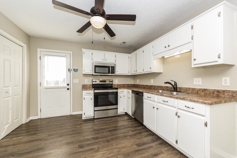 1,920/Mo, 1435 Tuffnell Dr La Vergne, TN 37086 Kitchen View 2