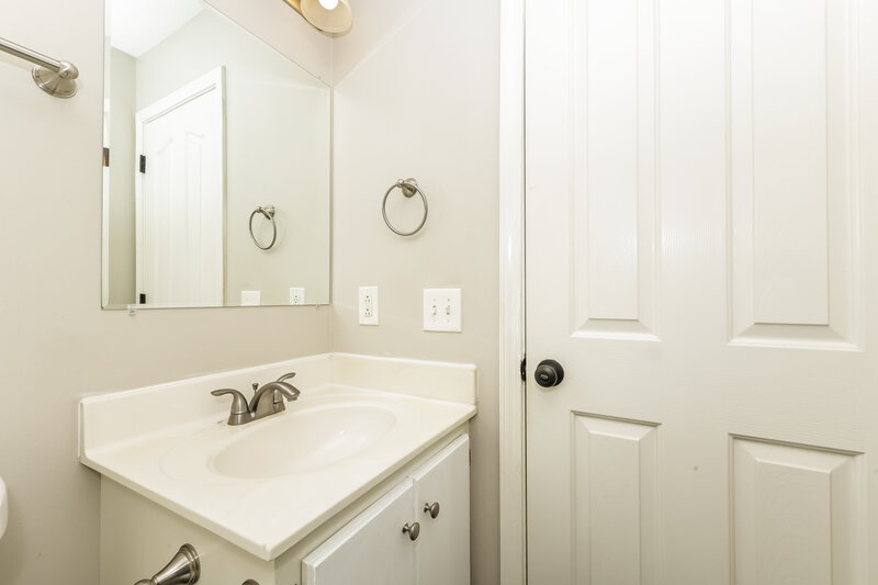 1,920/Mo, 1435 Tuffnell Dr La Vergne, TN 37086 Bathroom View 2