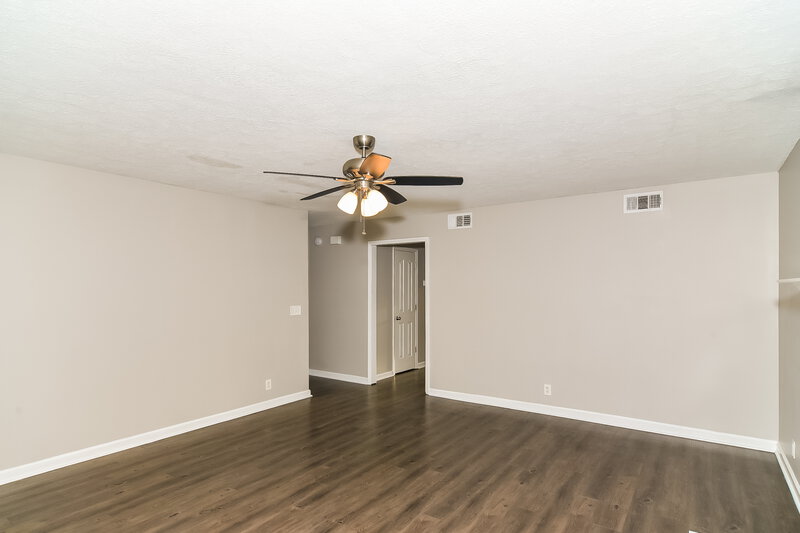 2,015/Mo, 3079 Roscommon Dr Murfreesboro, TN 37128 Living Room View 2