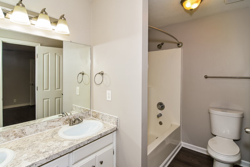 2,015/Mo, 3079 Roscommon Dr Murfreesboro, TN 37128 Main Bathroom View