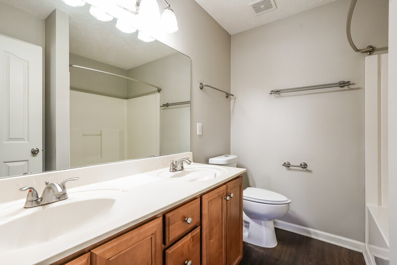 1,960/Mo, 2026 Cason Trl Murfreesboro, TN 37128 Main Bathroom View
