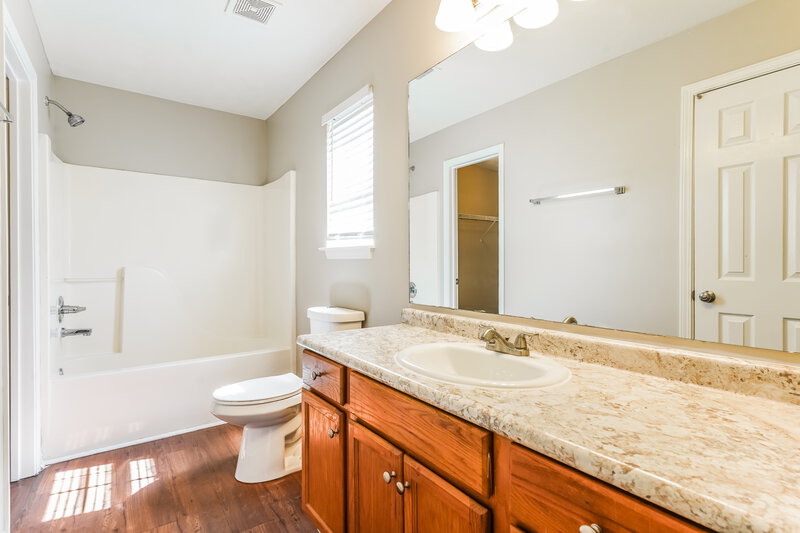 2,180/Mo, 143 Howard Woody Dr La Vergne, TN 37086 Main Bathroom View