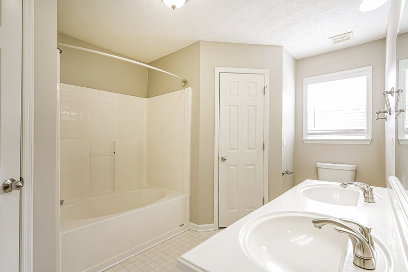 2,260/Mo, 114 Jesse Brown Dr Goodlettsville, TN 37072 Main Bathroom View
