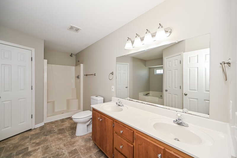 2,525/Mo, 1594 Laurel Ledge Dr La Vergne, TN 37086 Main Bathroom View 2