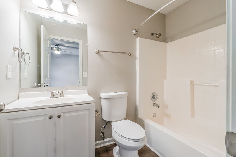 1,925/Mo, 406 Meagan Cv La Vergne, TN 37086 Main Bathroom View