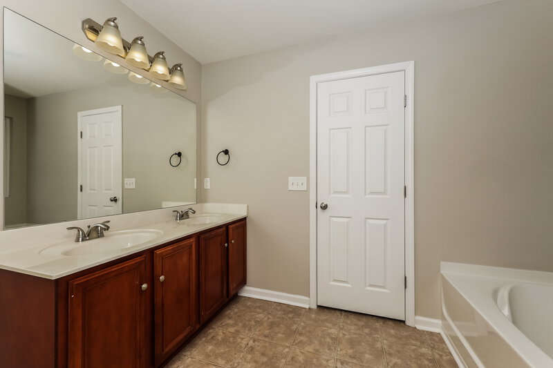 2,435/Mo, 208 Elderberry Way Murfreesboro, TN 37128 Main Bathroom View