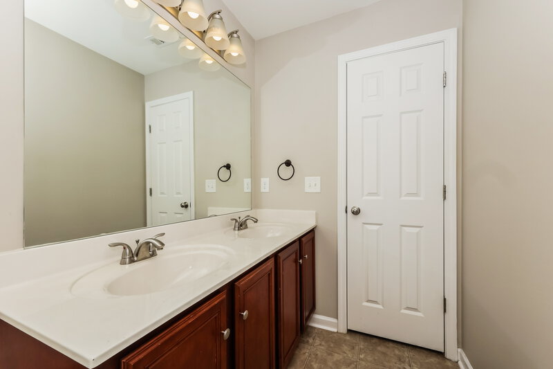 2,435/Mo, 208 Elderberry Way Murfreesboro, TN 37128 Main Bathroom View 2