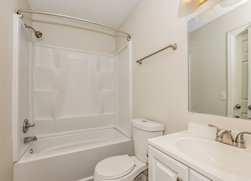 1,720/Mo, 838 Carmen Way La Vergne, TN 37086 Main Bathroom View