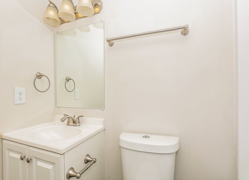 1,720/Mo, 838 Carmen Way La Vergne, TN 37086 Bathroom View 2