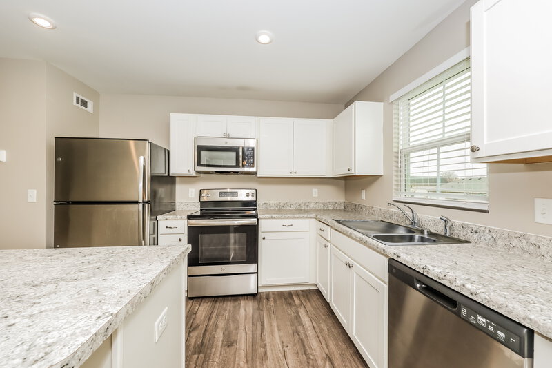 2,980/Mo, 106 Norwich Ct La Vergne, TN 37086 Kitchen View