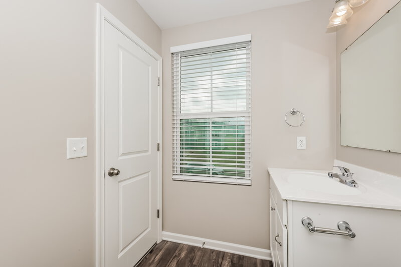 2,980/Mo, 106 Norwich Ct La Vergne, TN 37086 Main Bathroom View