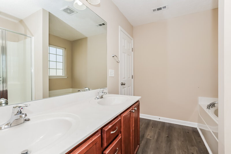 2,025/Mo, 287 Hollandale Rd La Vergne, TN 37086 Main Bathroom View