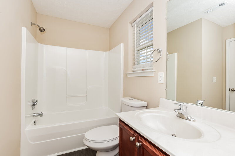 2,025/Mo, 287 Hollandale Rd La Vergne, TN 37086 Bathroom View