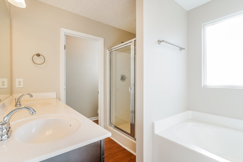 2,325/Mo, 1509 Rockglade Run Antioch, TN 37013 Main Bathroom View