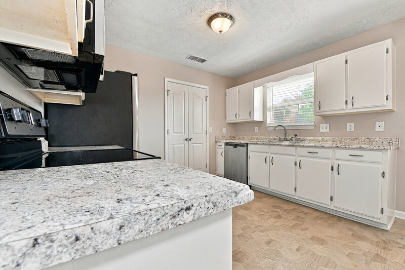 2,295/Mo, 2819 Weybridge Dr Murfreesboro, TN 37128 Kitchen View 2