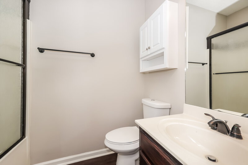 1,800/Mo, 2716 Sewanee Pl Murfreesboro, TN 37128 Main Bathroom View