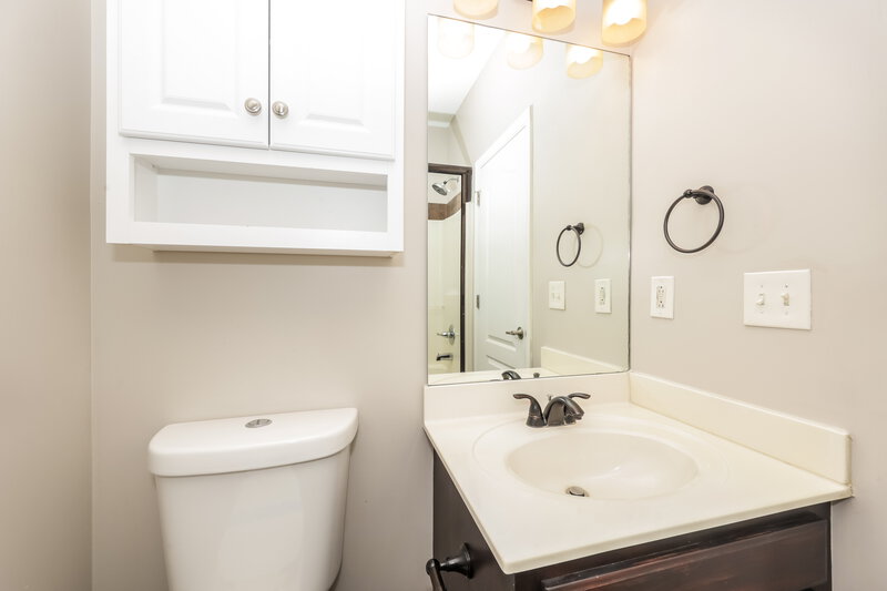 1,800/Mo, 2716 Sewanee Pl Murfreesboro, TN 37128 Main Bathroom View 2