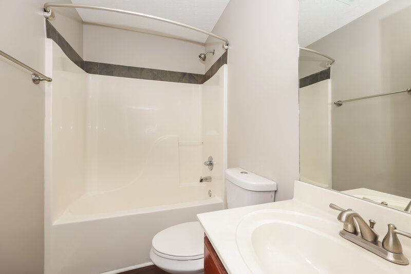 1,800/Mo, 2716 Sewanee Pl Murfreesboro, TN 37128 Bathroom View