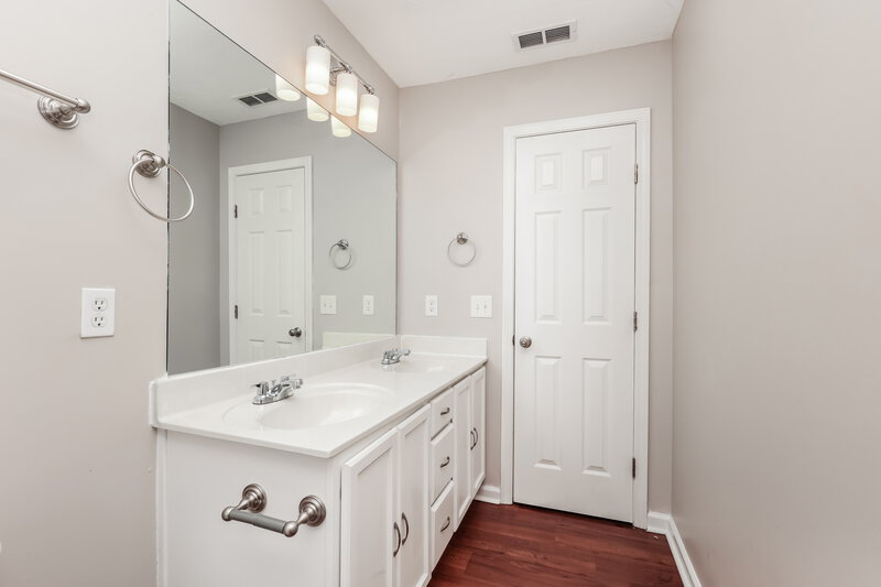 1,985/Mo, 122 Mary Joe Martin Dr La Vergne, TN 37086 Main Bathroom View