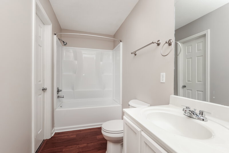 1,985/Mo, 122 Mary Joe Martin Dr La Vergne, TN 37086 Bathroom View 2