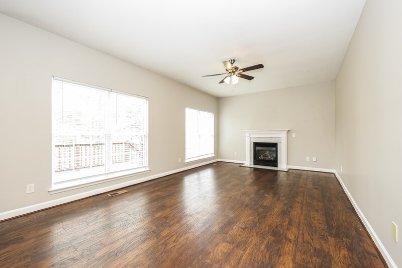 2,270/Mo, 1245 Canyon Ridge Ct Antioch, TN 37013 Living Room View 2