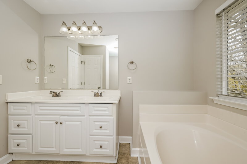 2,270/Mo, 1245 Canyon Ridge Ct Antioch, TN 37013 Main Bathroom View 2