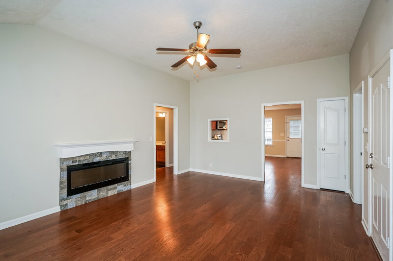 1,755/Mo, 242 Grovedale Trce Antioch, TN 37013 Living Room View 2