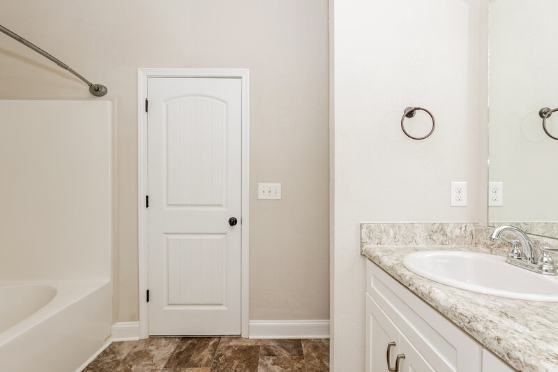 2,300/Mo, 1217 Catawba Way Murfreesboro, TN 37130 Main Bathroom View 2