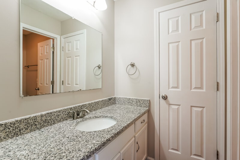 1,900/Mo, 720 Ansley Ct Antioch, TN 37013 Main Bathroom View