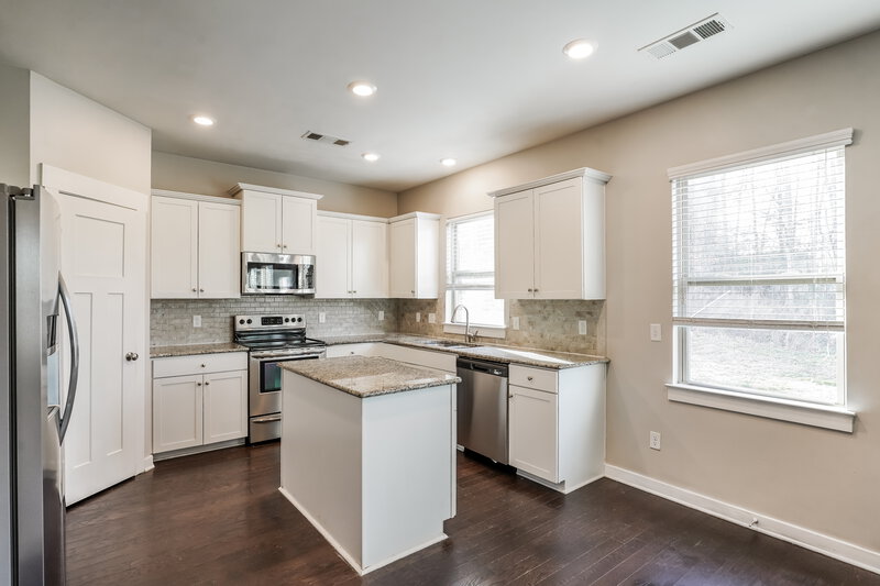 2,540/Mo, 2032 Hamilton Hill Dr Antioch, TN 37013 Kitchen View 2