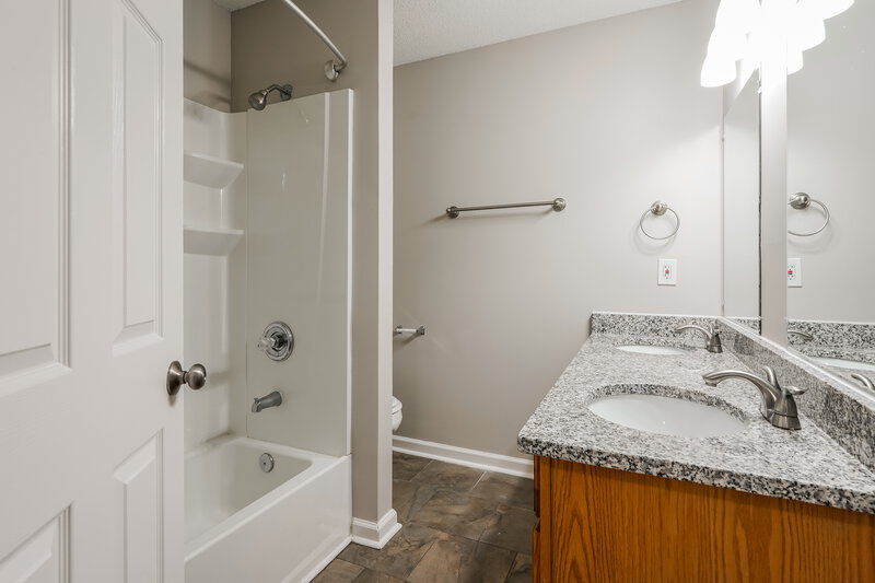 1,950/Mo, 4440 Lavergne Couchville Pike Antioch, TN 37013 Main Bathroom View
